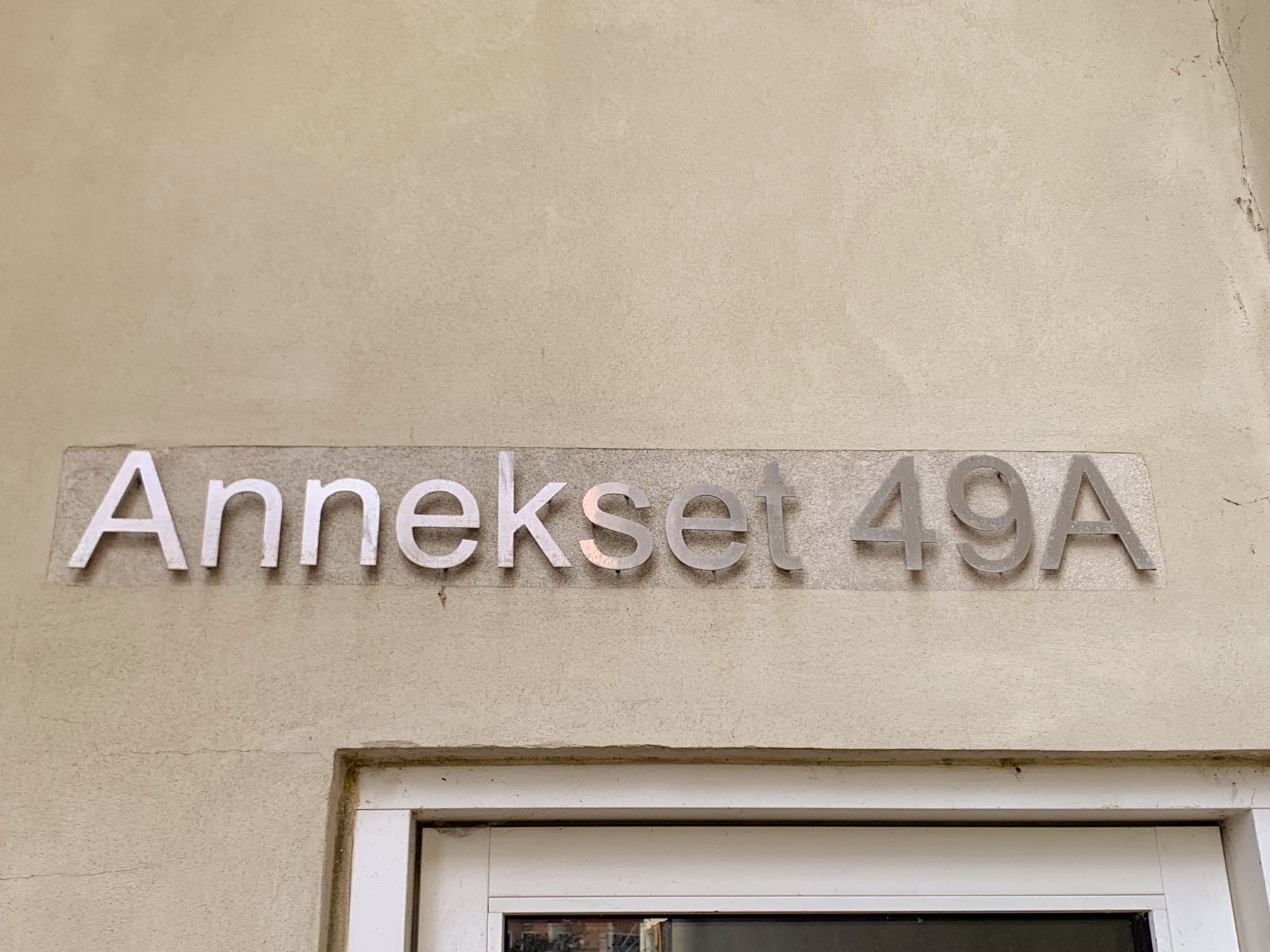 Navneskilt ved klinikken på Anneksvej