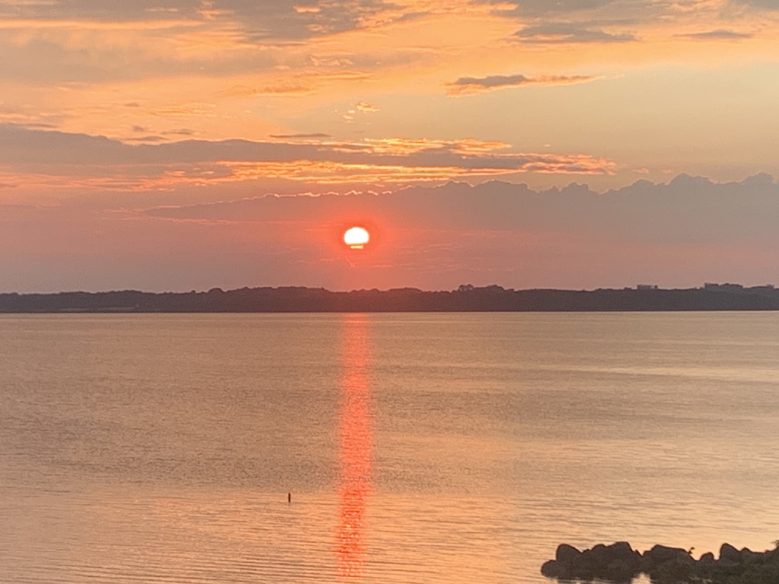 Et roligt hav i solnedgang